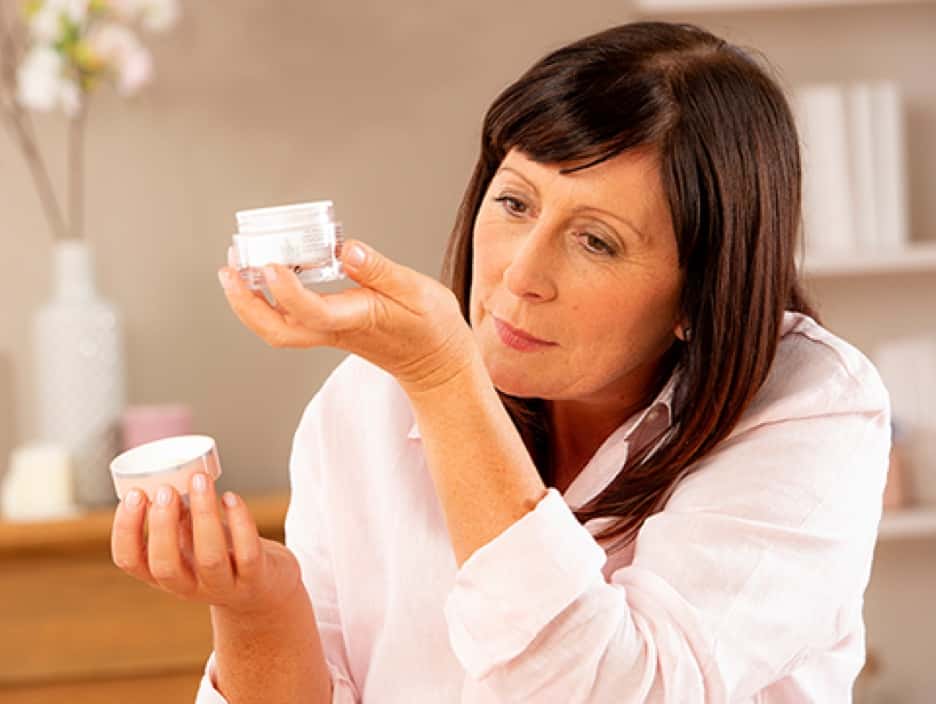 Une personne sent son poigné sur lequel elle a appliqué de la crème Sybelle.